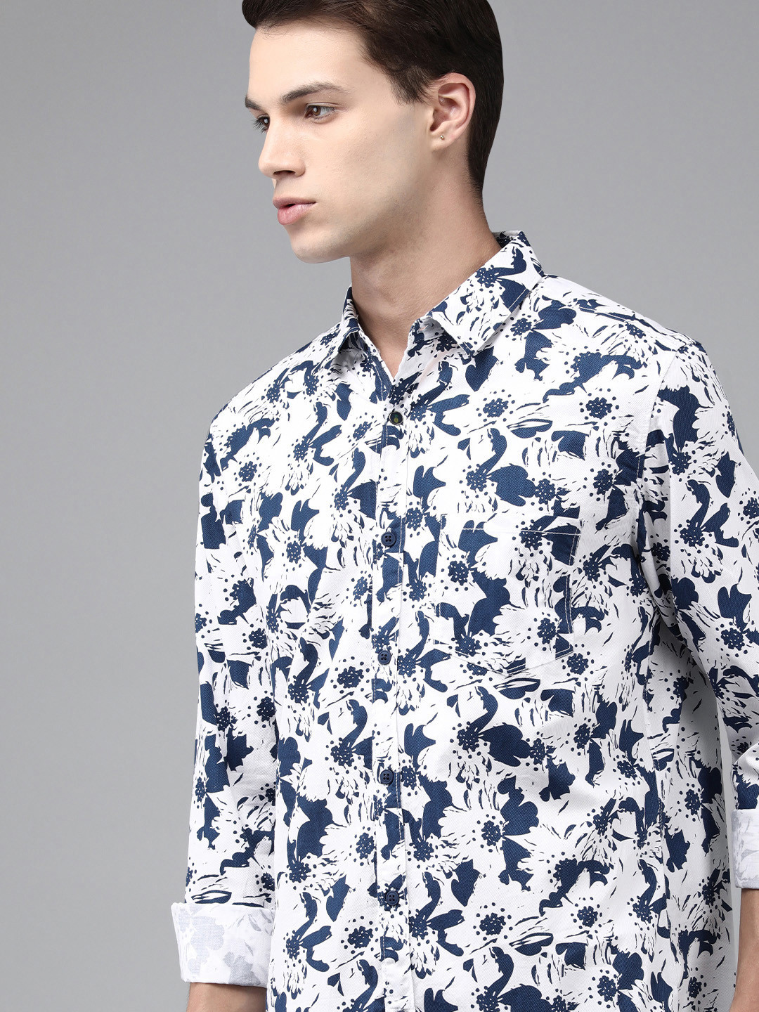 

SPYKAR Men White & Navy Blue Floral Printed Slim Fit Casual Shirt