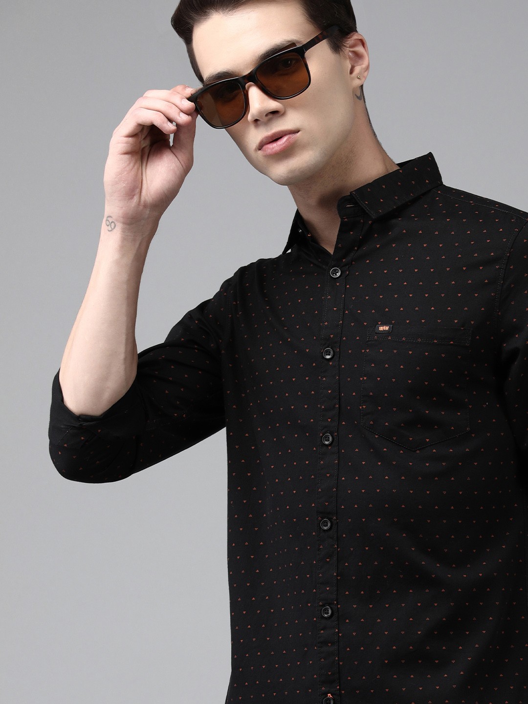 

SPYKAR Men Black Geometric Printed Slim Fit Casual Shirt