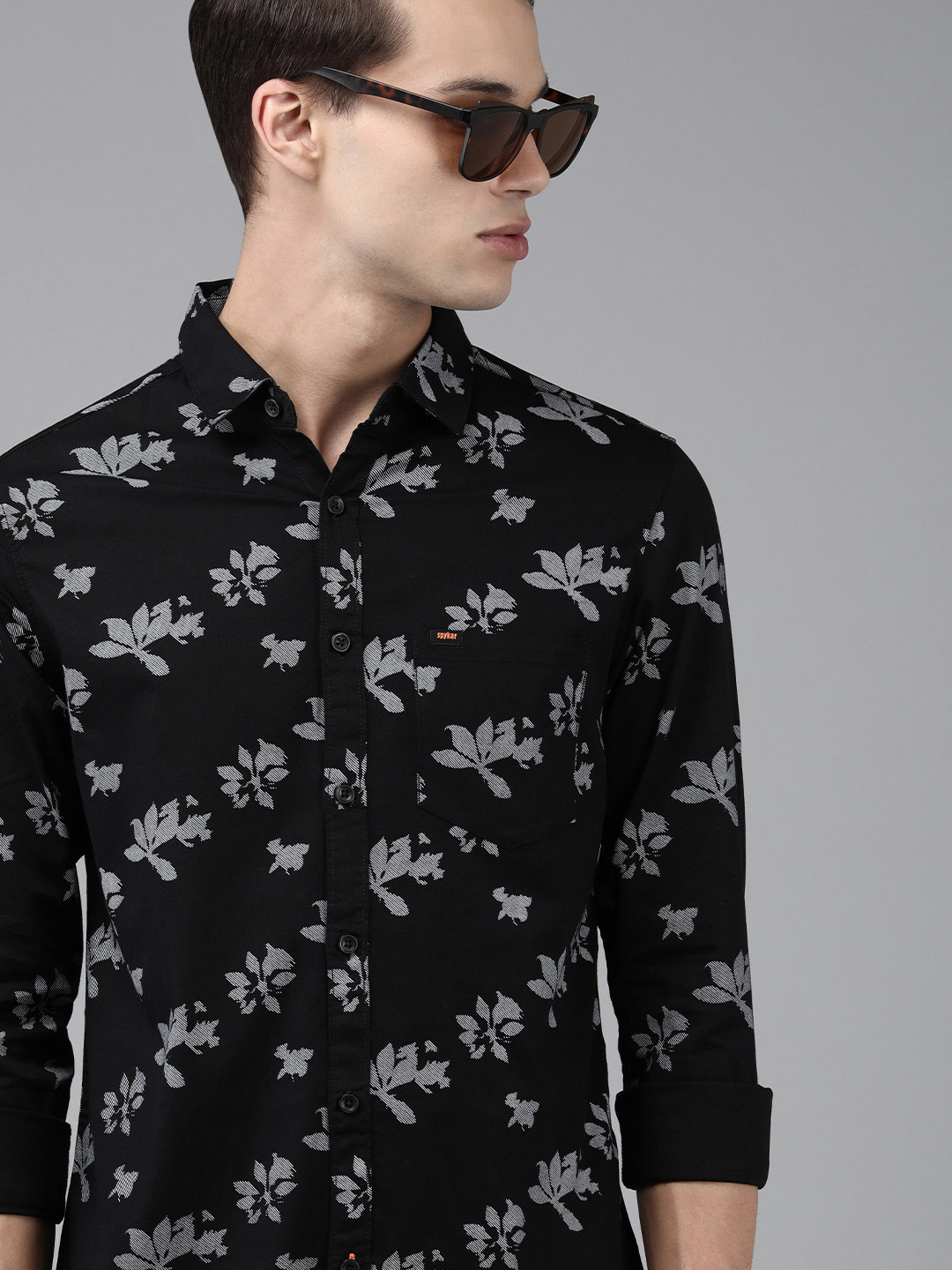 

SPYKAR Men Black Slim Fit Floral Printed Casual Shirt