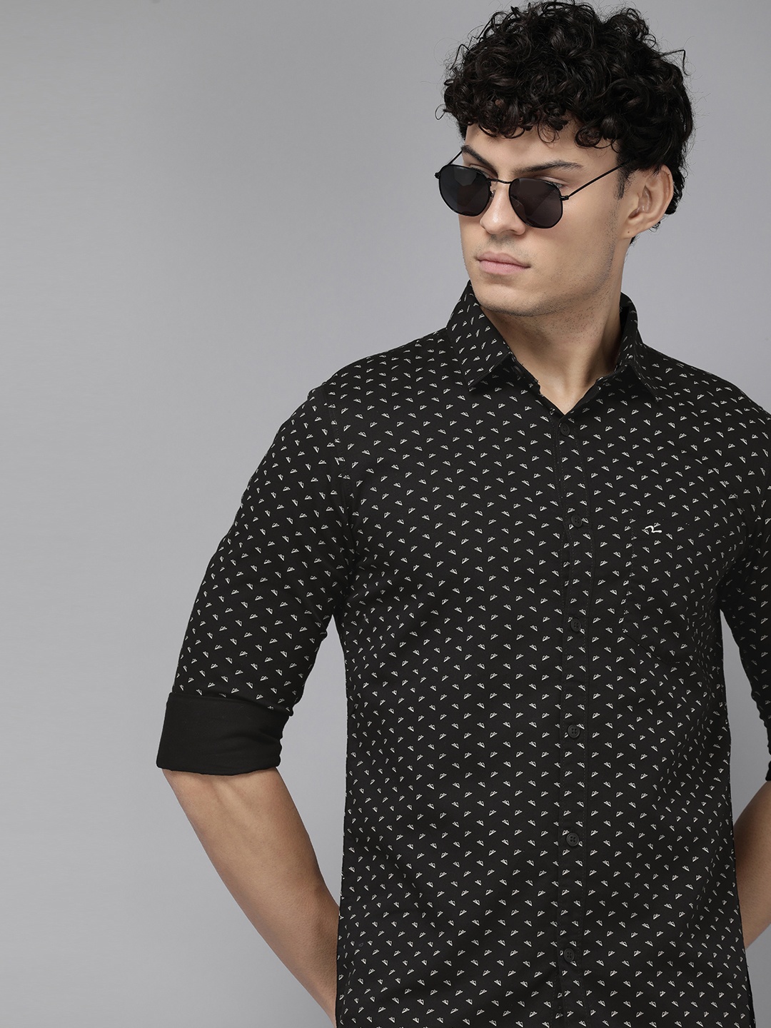 

SPYKAR Slim Fit Geometric Printed Pure Cotton Casual Shirt, Black