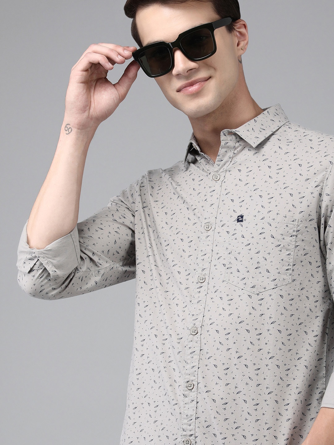 

SPYKAR Men Grey & Off White Floral Printed Slim Fit Casual Shirt