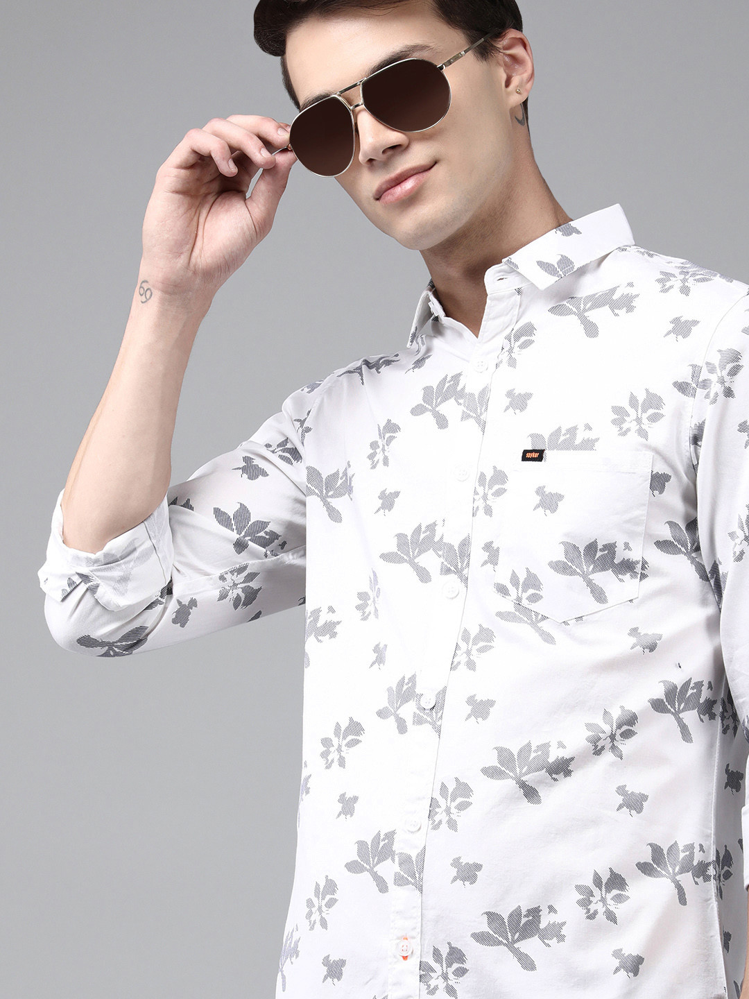 

SPYKAR Men Off White & Grey Floral Printed Slim Fit Casual Shirt