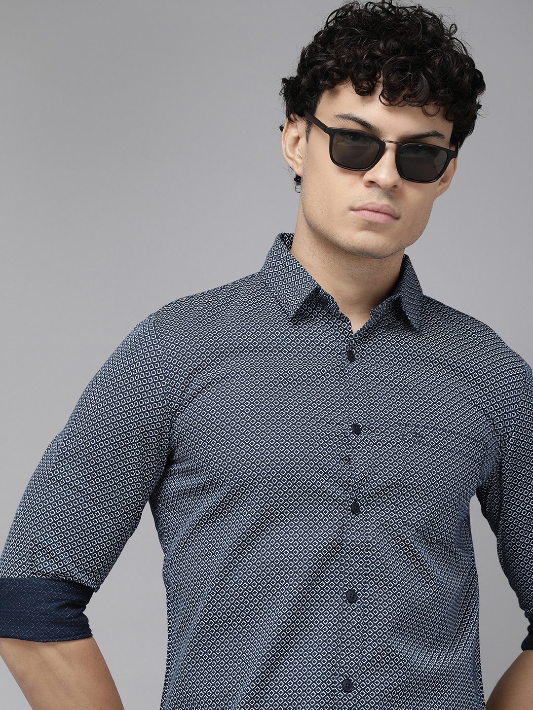 

SPYKAR Slim Fit Geometric Printed Pure Cotton Casual Shirt, Navy blue