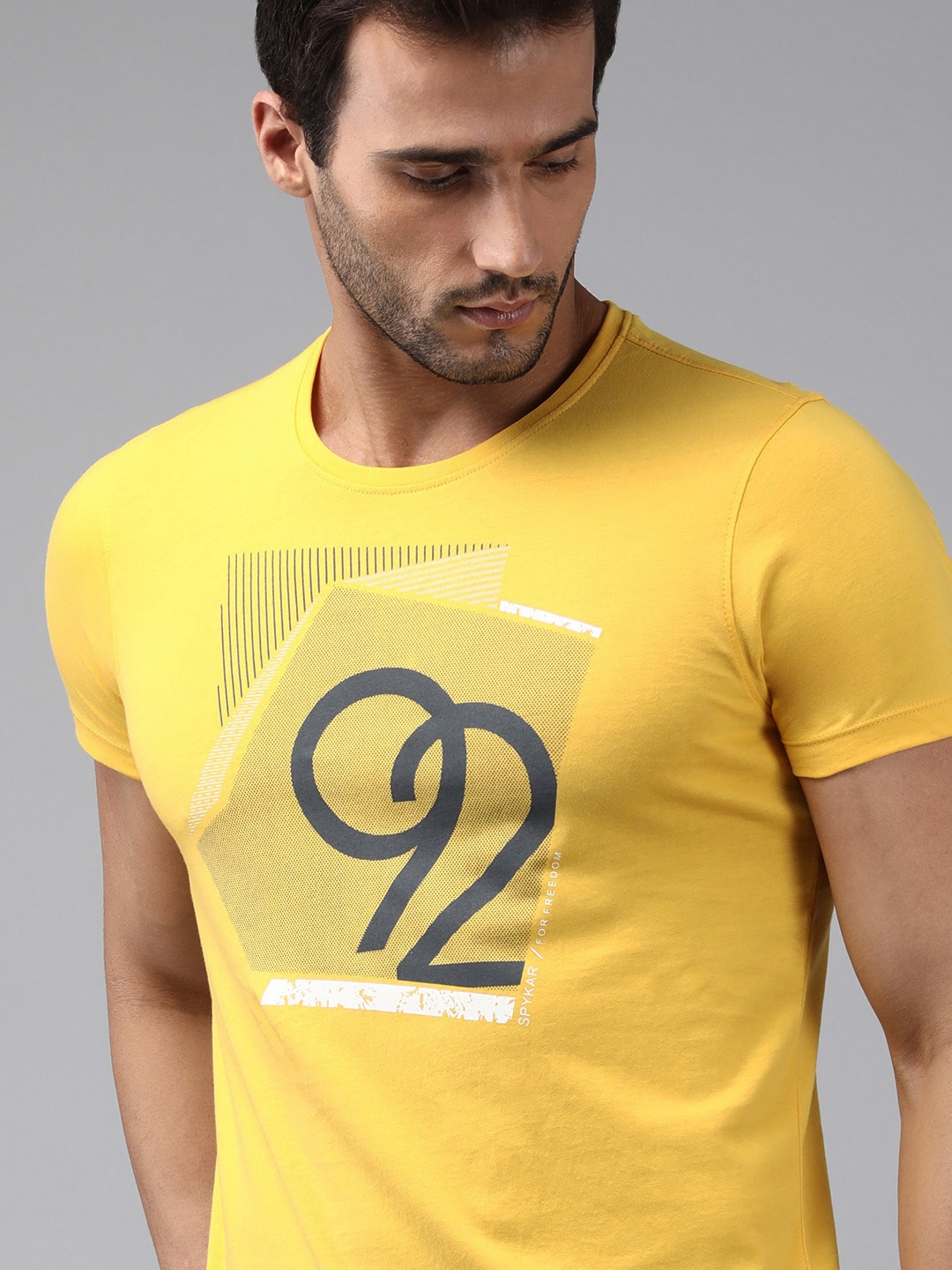 

SPYKAR Men Yellow & Blue Printed Slim Fit T-shirt