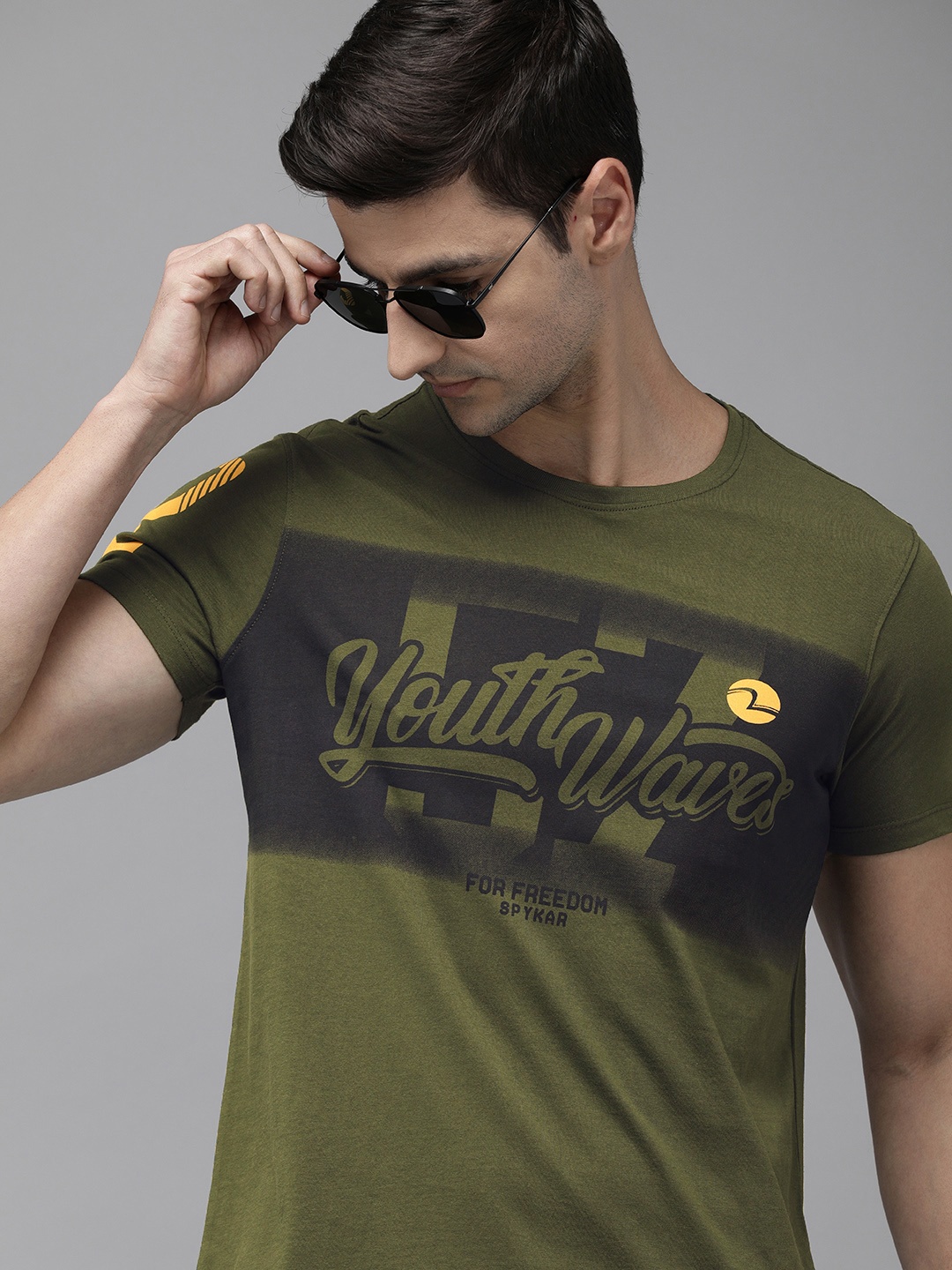 

SPYKAR Men Olive Green & Black Typography Printed Pure Cotton Slim Fit T-shirt