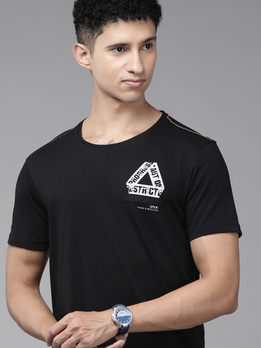 

SPYKAR Men Black Print Detail Pure Cotton Slim Fit T-shirt