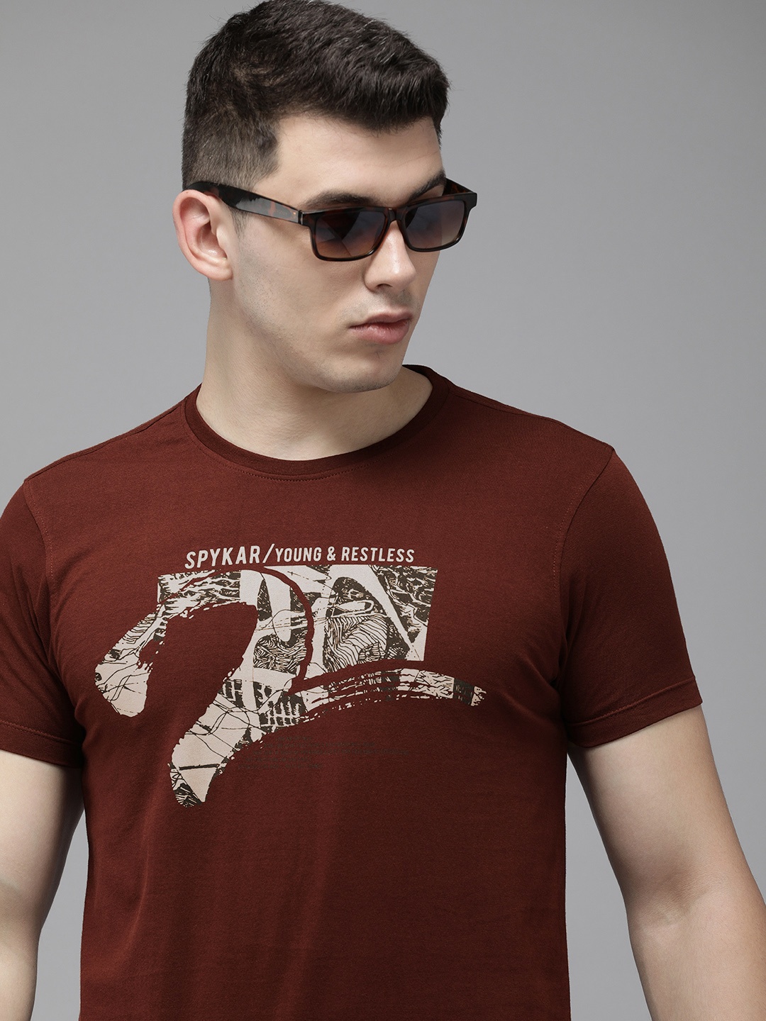 

SPYKAR Men Maroon Typography Printed Pure Cotton Slim Fit T-shirt