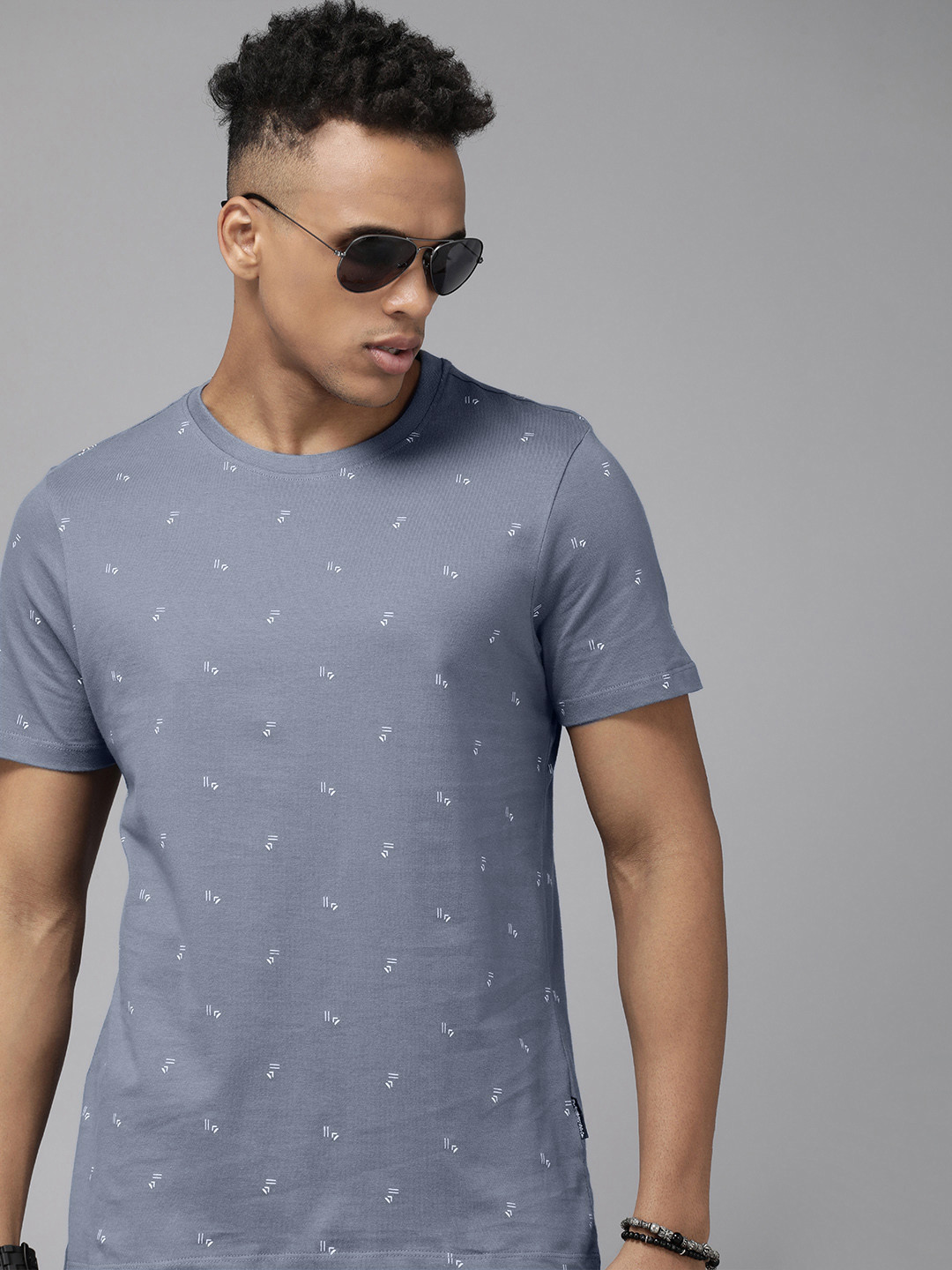 

Roadster Men Grey & White Printed T-shirt