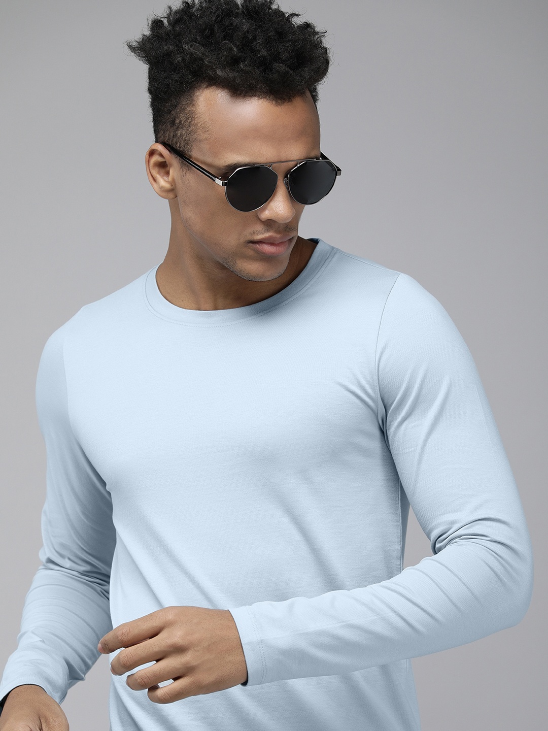 

Roadster Men Light Blue Solid Round-Neck Regular Fit Casual Muscle Fit T-shirt