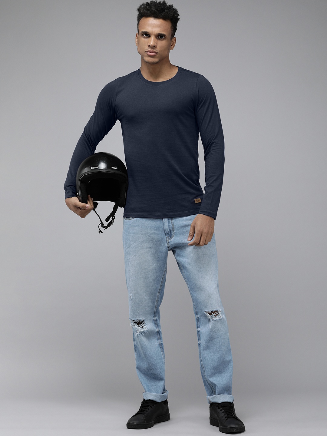 

Roadster Men Navy Blue Muscle Fit T-shirt