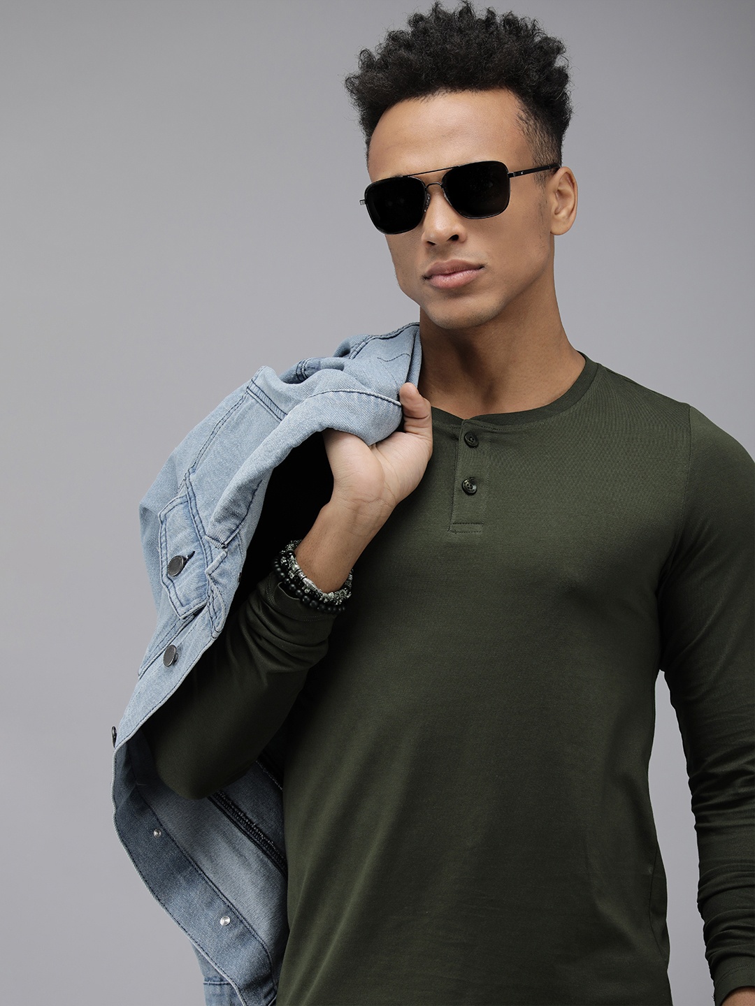 

The Roadster Lifestyle Co Men Olive Green Shaped Fit Henley Neck T-shirt
