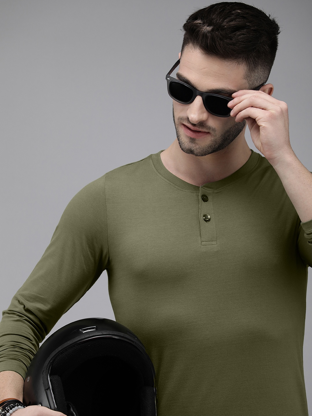 

The Roadster Lifestyle Co Men Olive Green Henley Neck Shaped Fit T-shirt