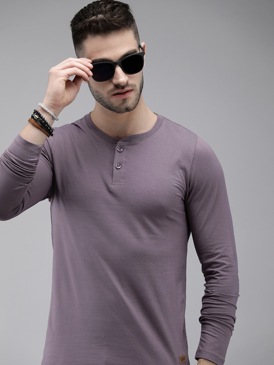 

The Roadster Lifestyle Co Men Mauve Henley Neck Shaped Fit T-shirt