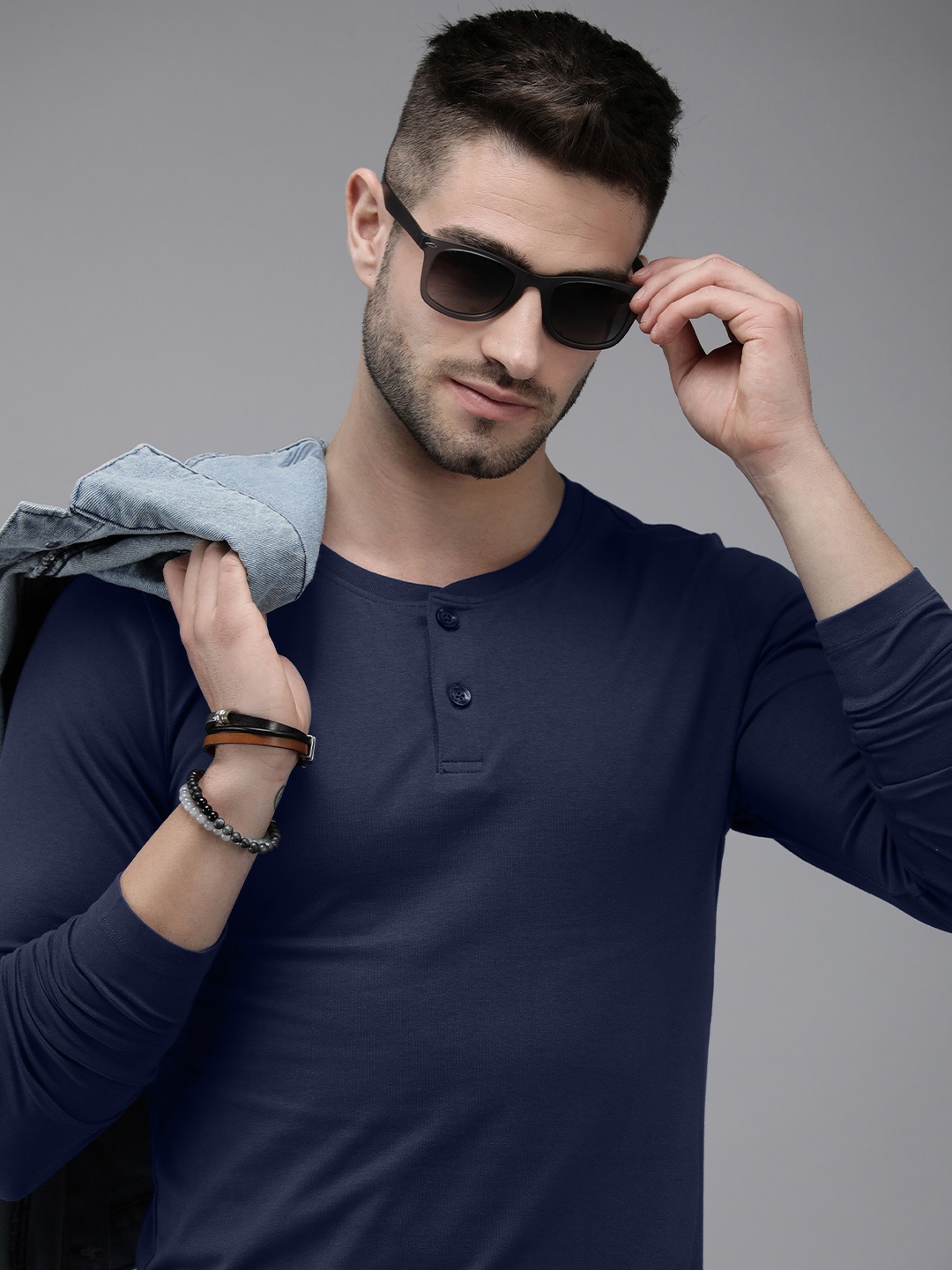 

Roadster Men Navy Blue Solid Henley Neck T-shirt