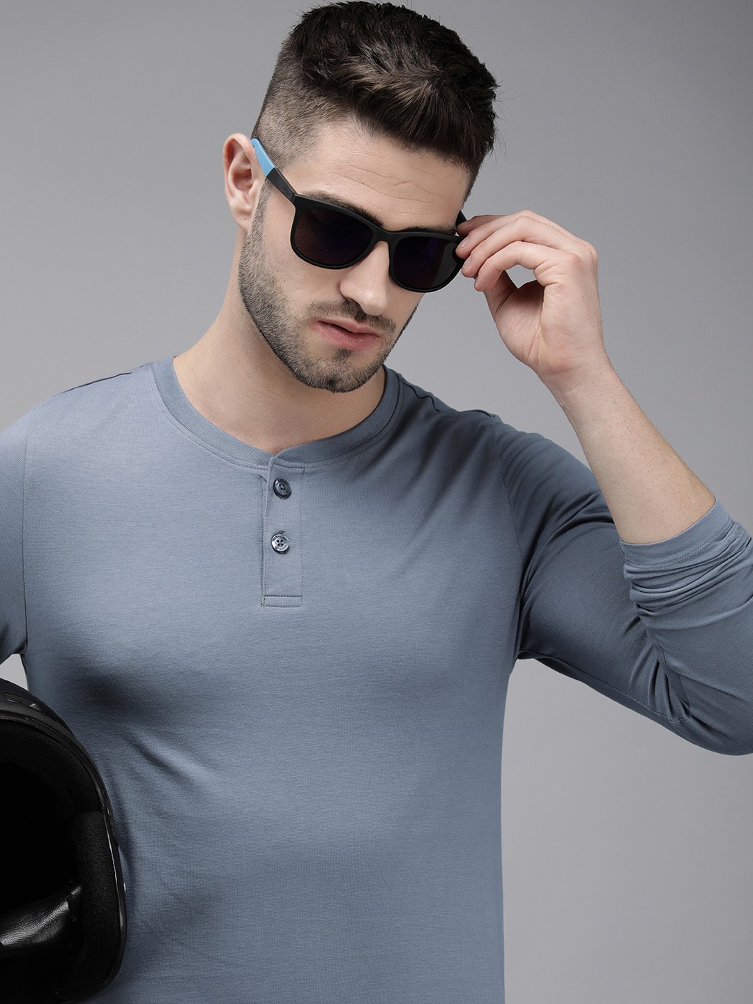 

The Roadster Lifestyle Co Men Grey Henley Neck Shaped Fit T-shirt