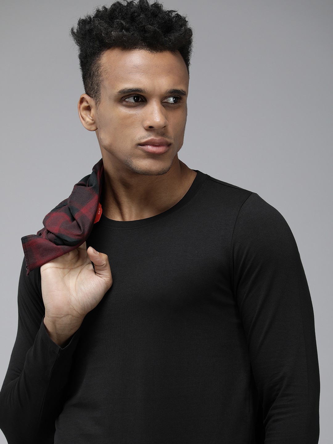 

Roadster Men Black Solid Muscle Fit T-shirt