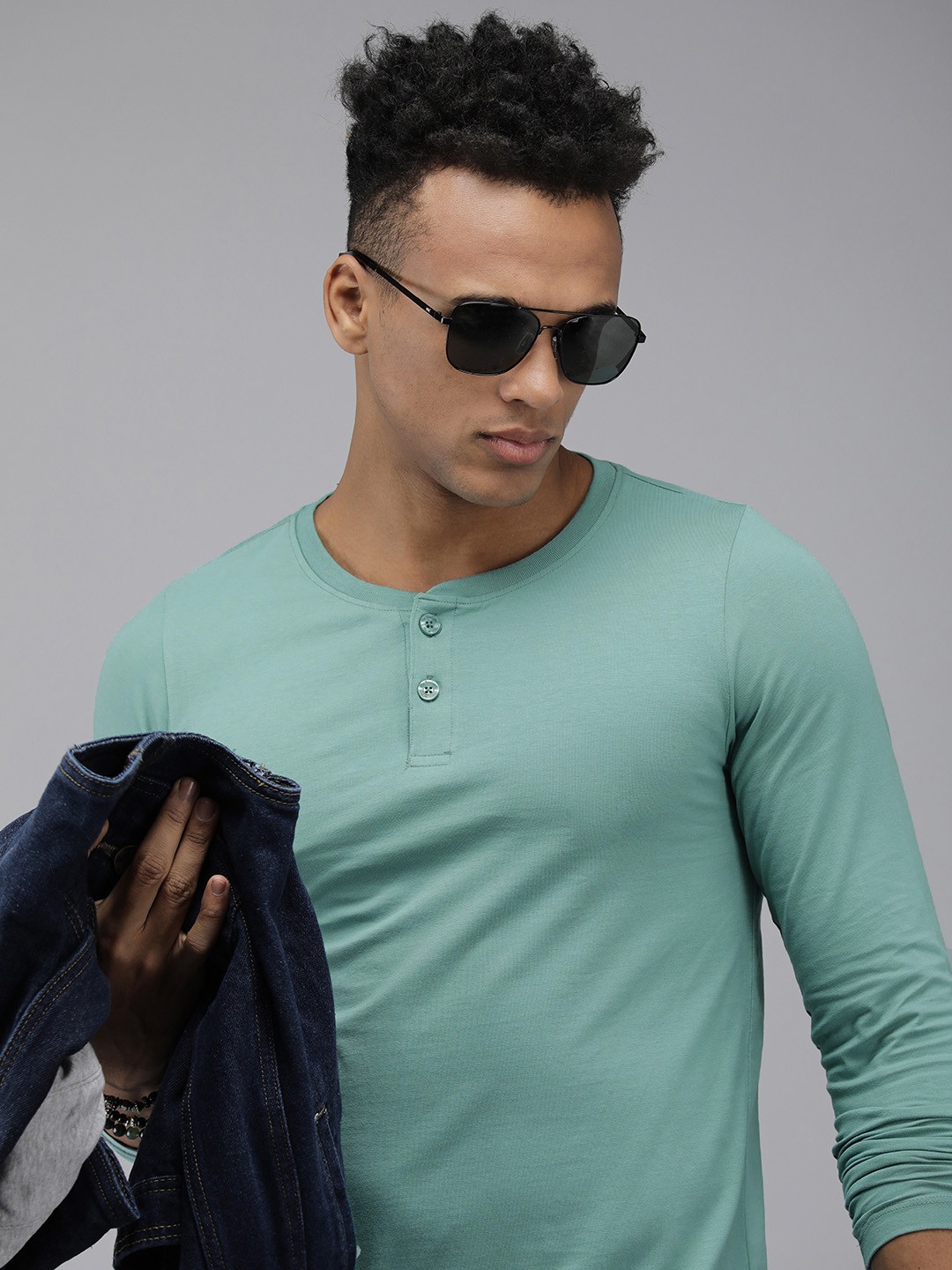 

The Roadster Lifestyle Co Men Sea Green Shaped Fit Henley Neck T-shirt