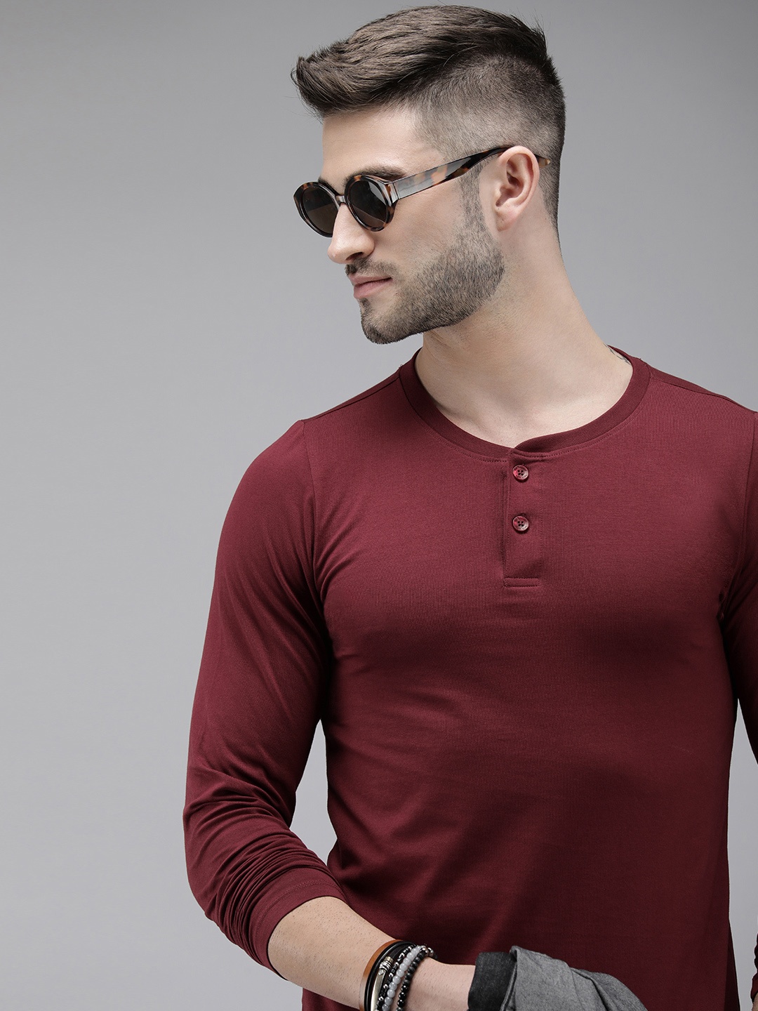 

The Roadster Lifestyle Co Men Maroon Shaped Fit Henley Neck T-shirt