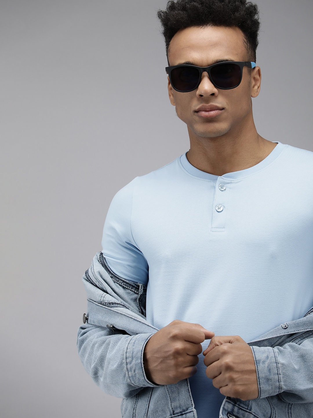

The Roadster Lifestyle Co Men Blue Shaped Fit Henley Neck T-shirt