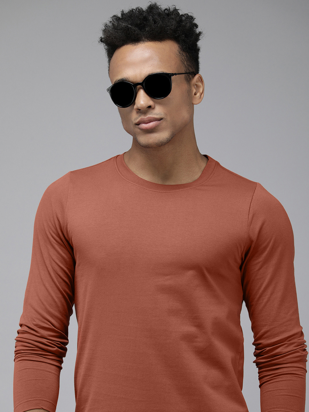 

Roadster Men Rust Solid Muscle Fit T-shirt