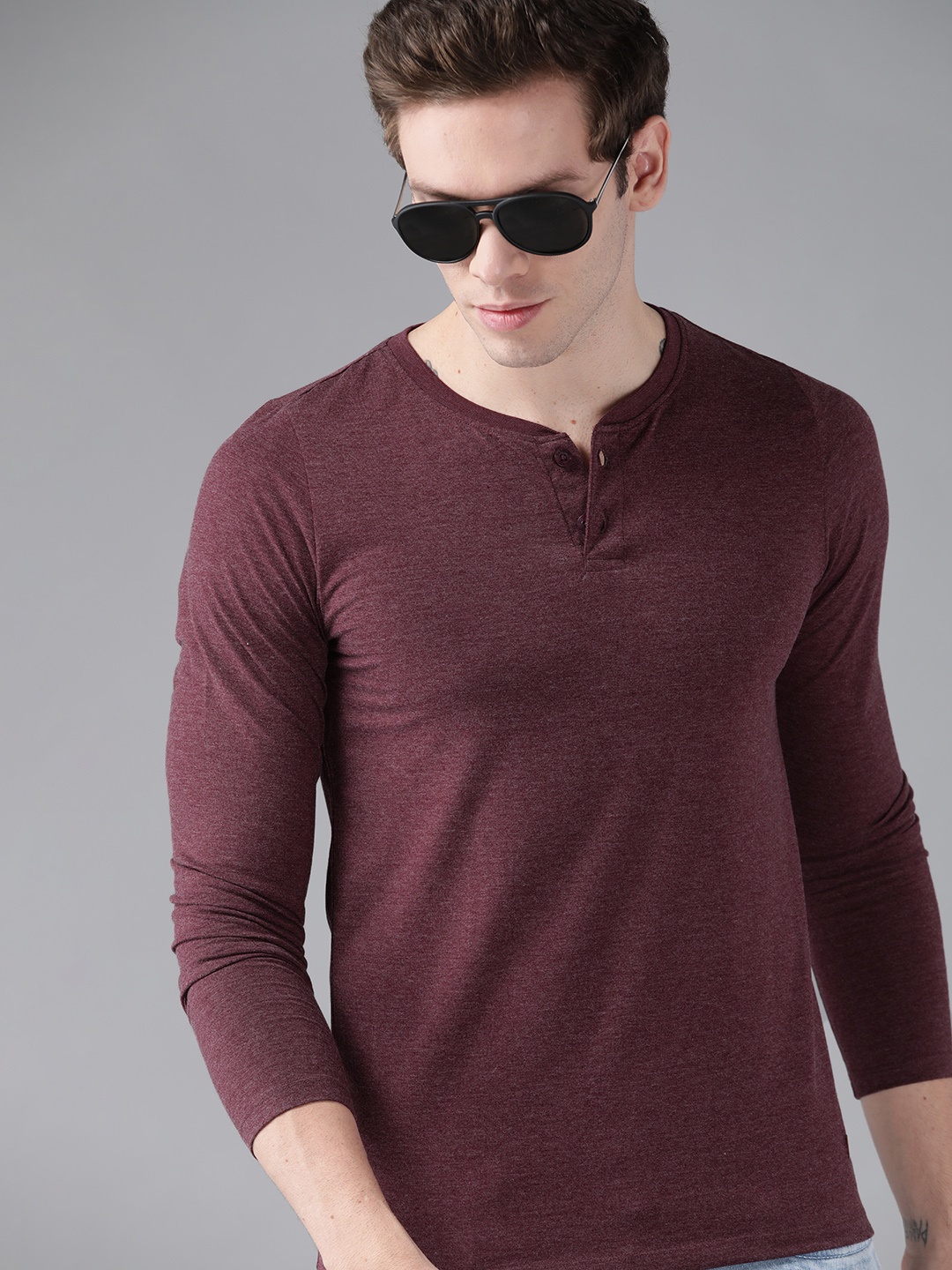 

Roadster Men Burgundy Solid Round Neck T-shirt