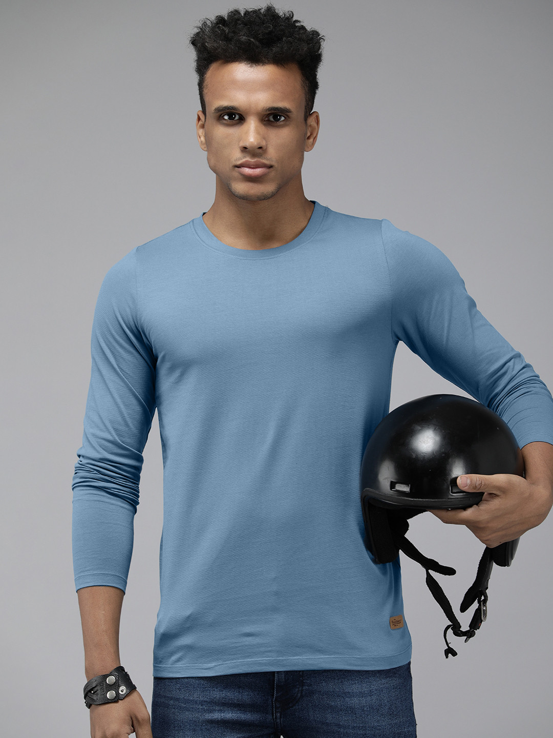 

Roadster Men Blue solid Muscle Fit T-shirt