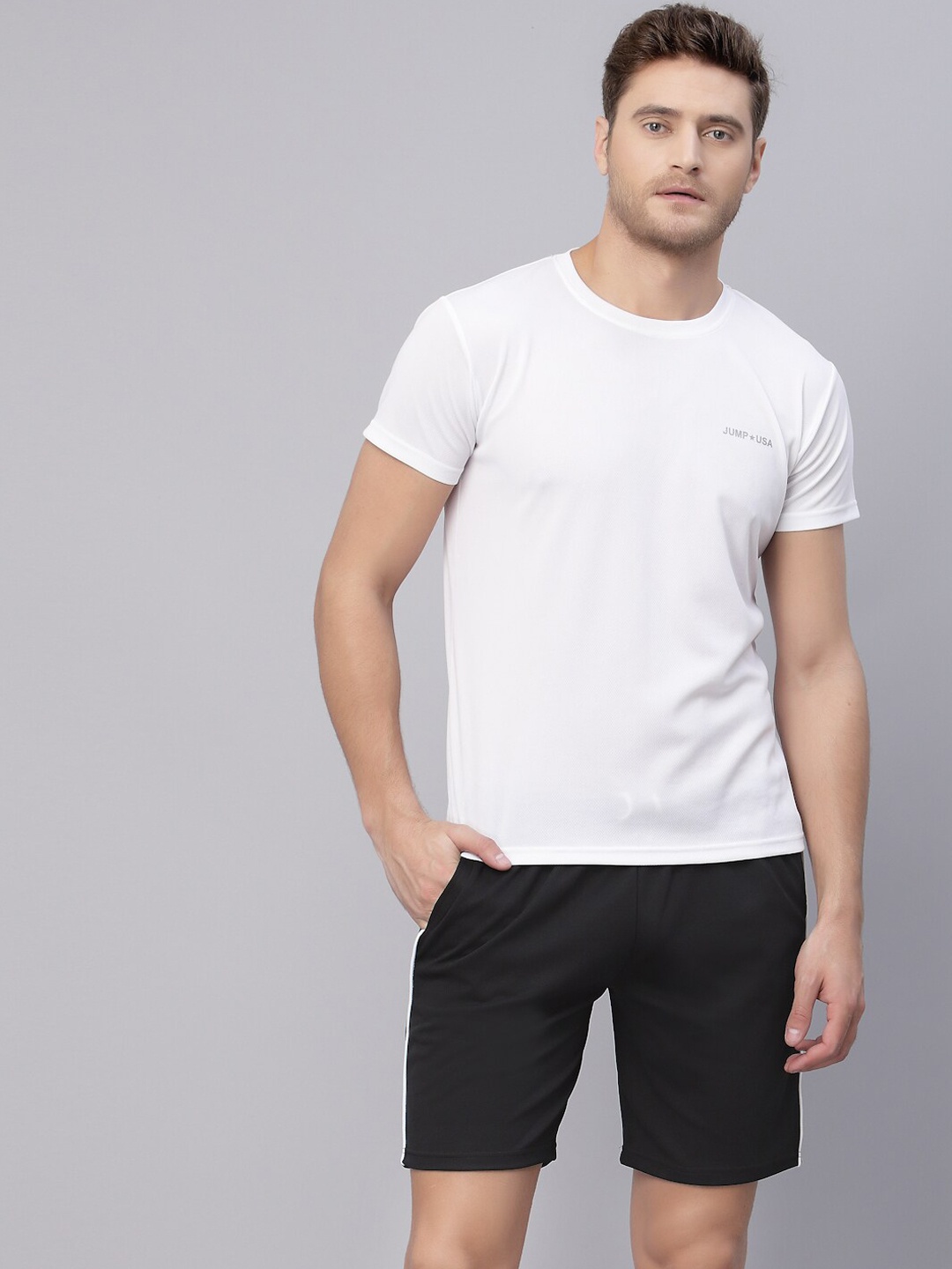 

JUMP USA Men White & Black Solid T-Shirt With Shorts