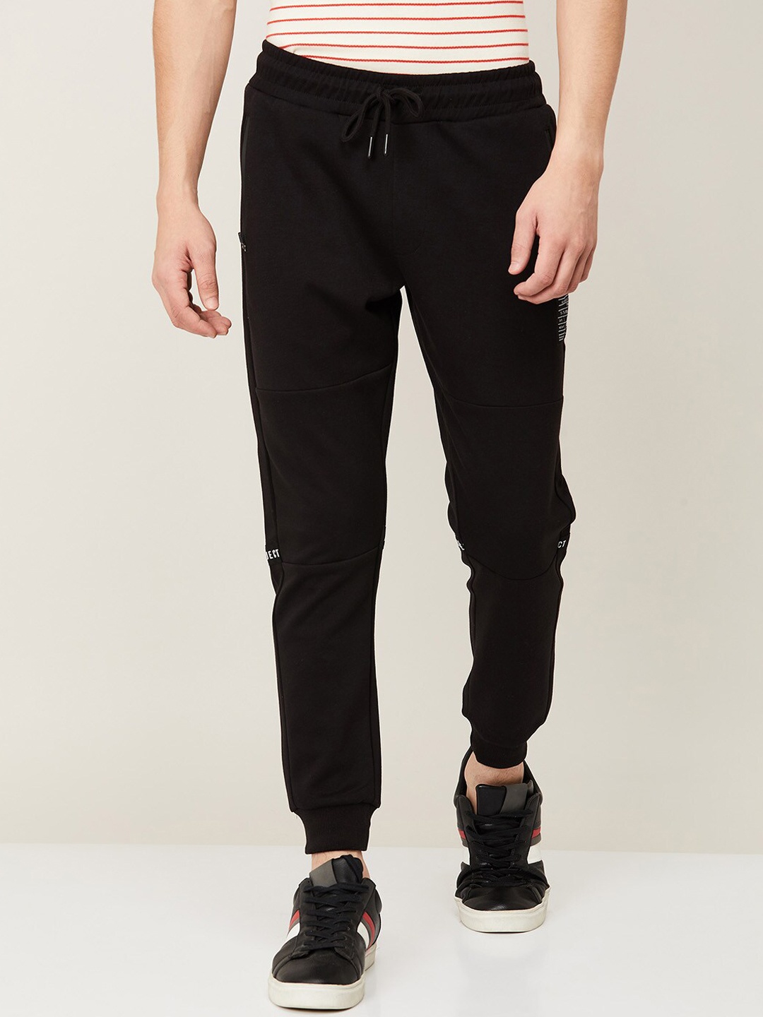 

Bossini Men Black Solid Joggers