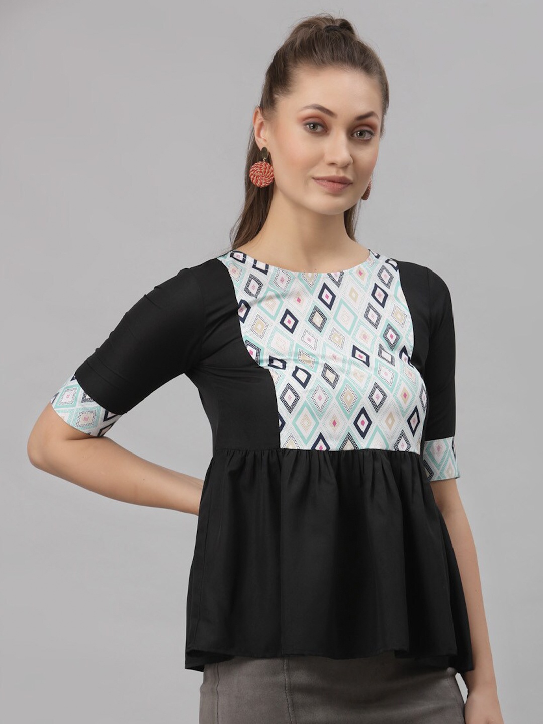 

Selvia Black & White Geometric Print Crepe Cinched Waist Top
