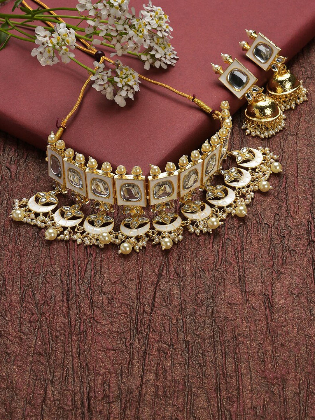 

SOHI Women Gold-Plated White Kundan-Studded & Beaded Jewellery Set