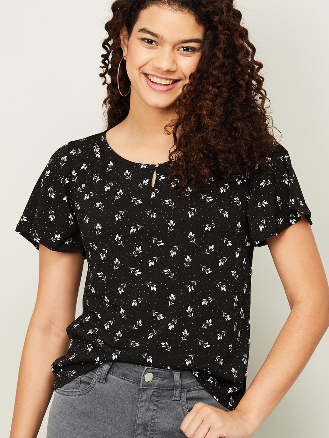 

Bossini Black & White Floral Print Keyhole Neck Top