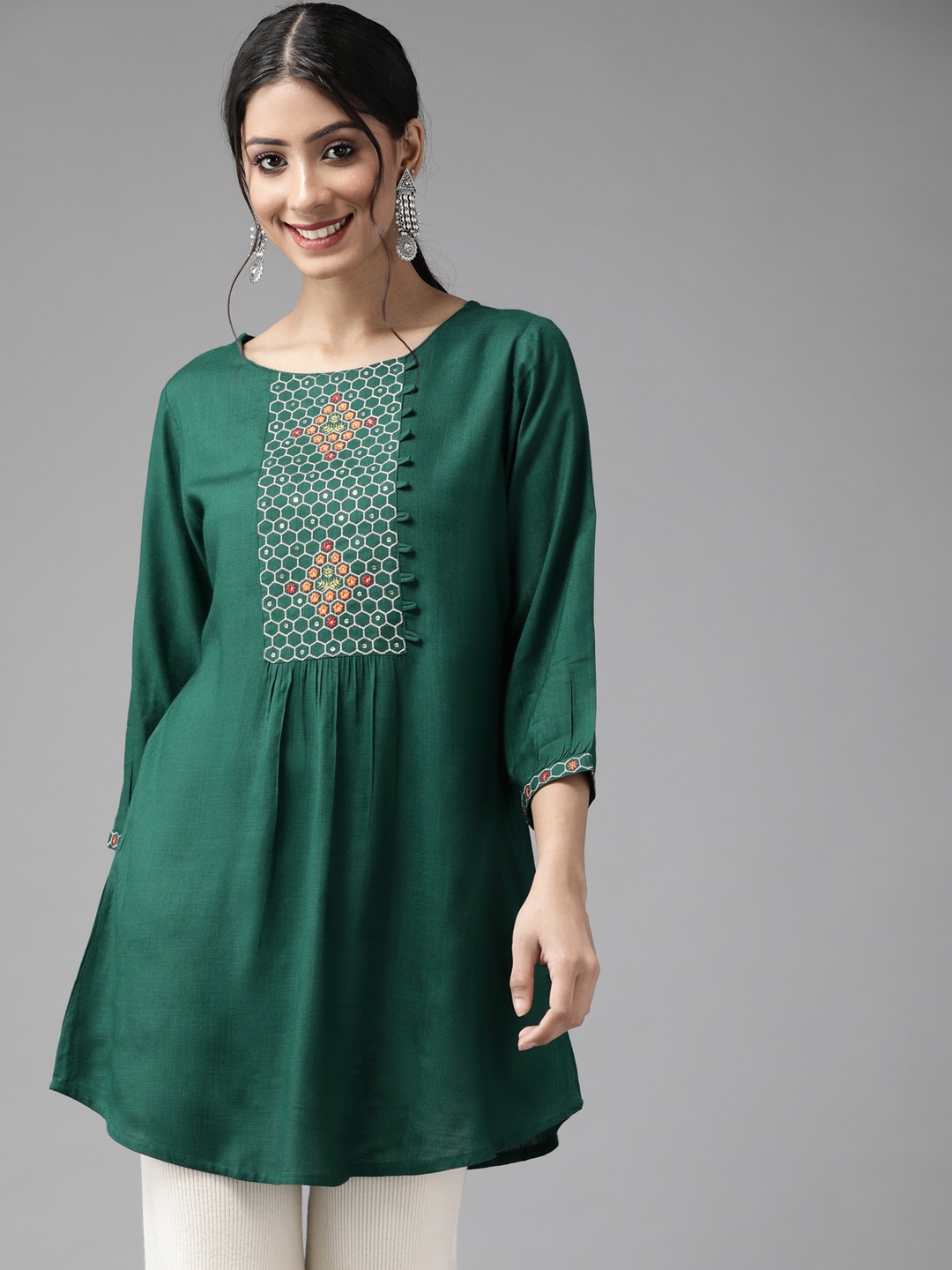 

Cayman Women Green & White Pure Cotton Geometric Embroidered Pure Cotton Kurti