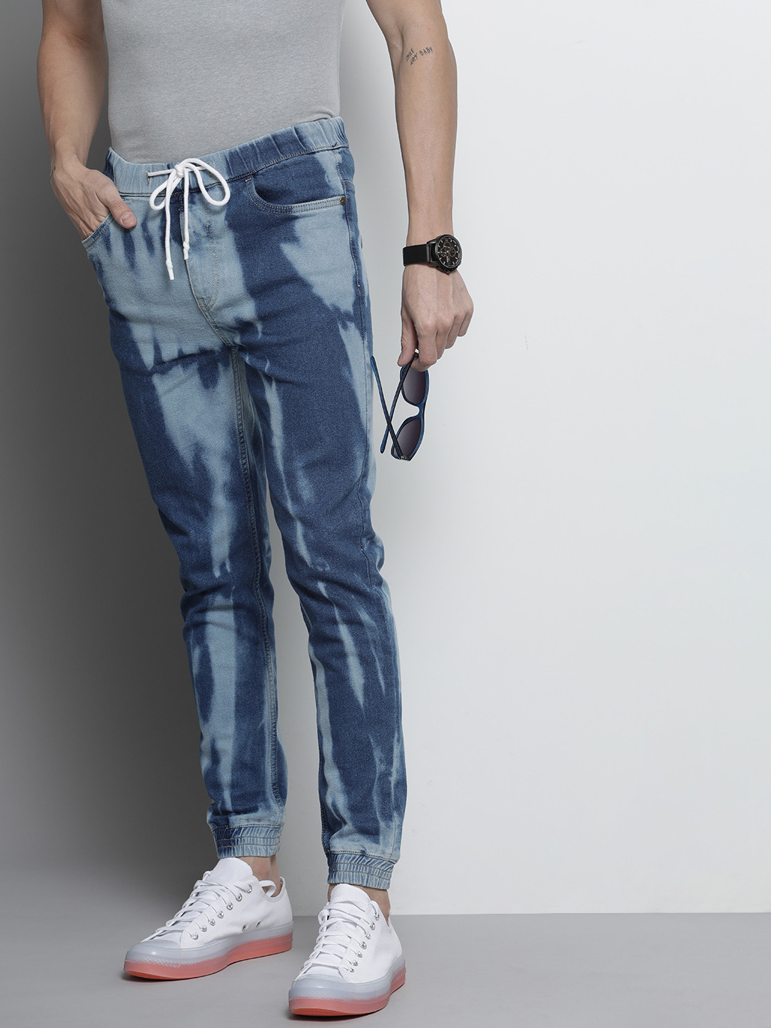 

The Indian Garage Co Men Blue Slim Fit Mildly Distressed Heavy Fade Cuffed Hem Jeans