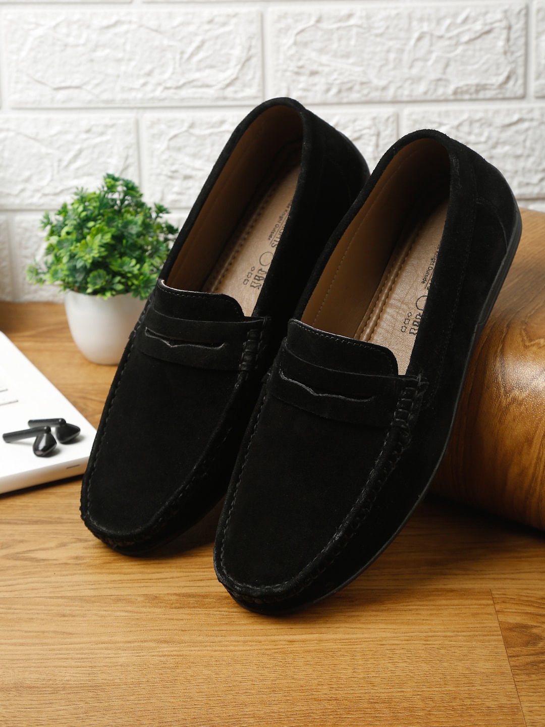 

MONKS & KNIGHTS Men Black Suede Lightweight Loafers