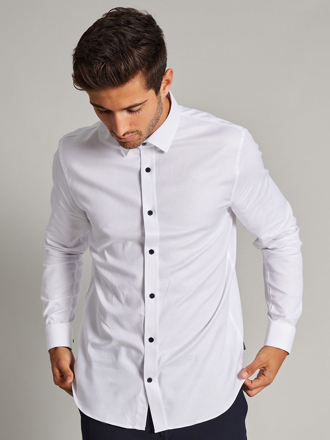 

Matinique Men White Cutaway Collar Casual Shirt