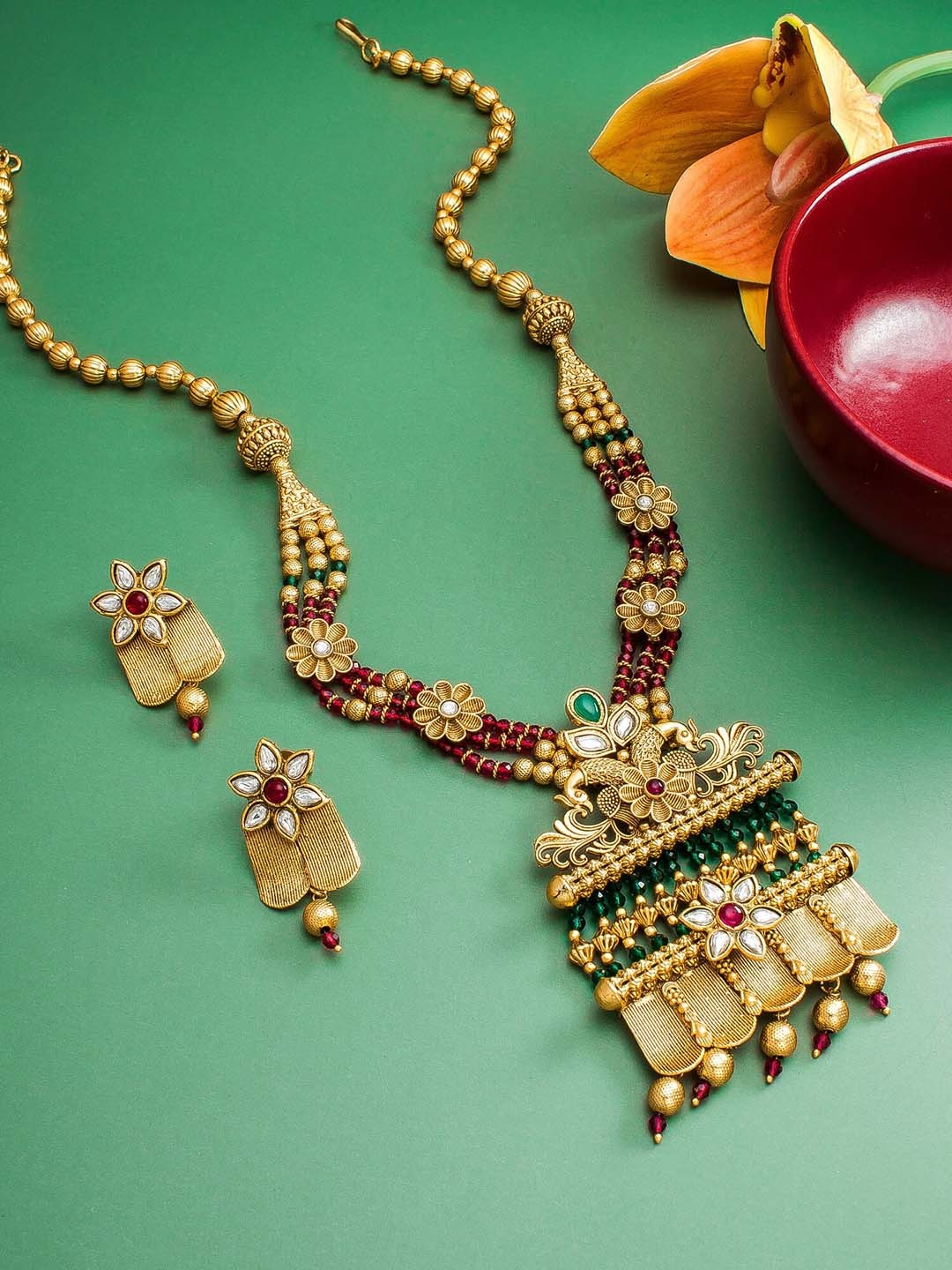 

aadita Gold-Plated Red & Green Kundan-Studded & Beaded Jewellery Set