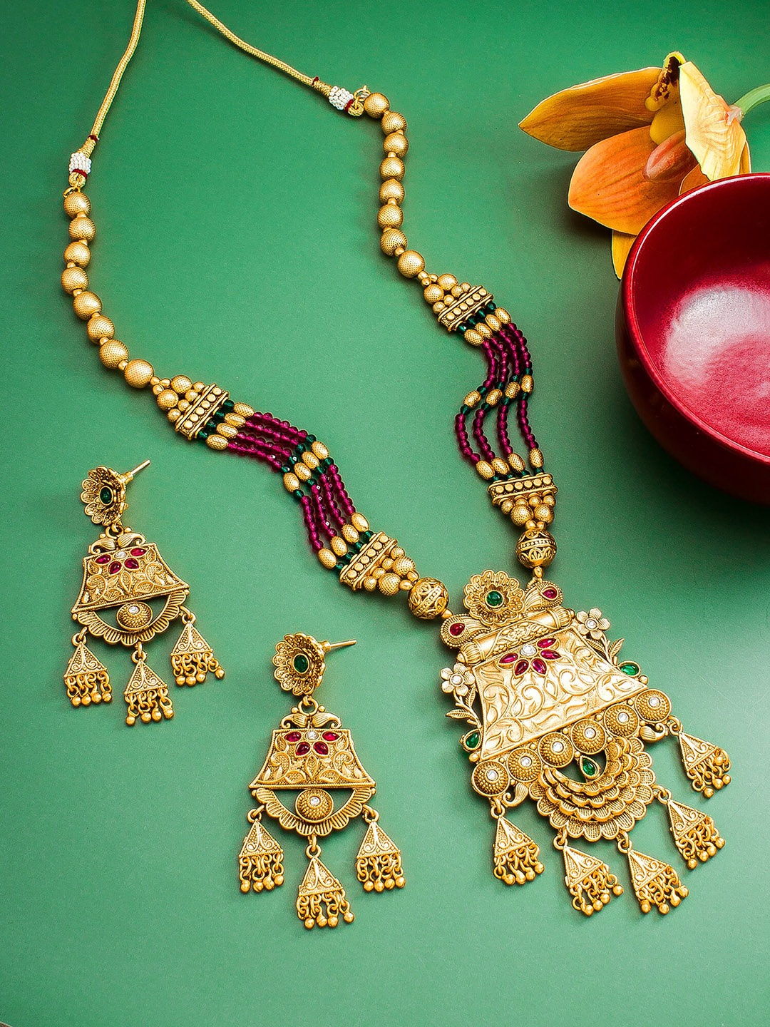 

aadita Gold-Plated & Kundan Stone-Studded Jewellery Set