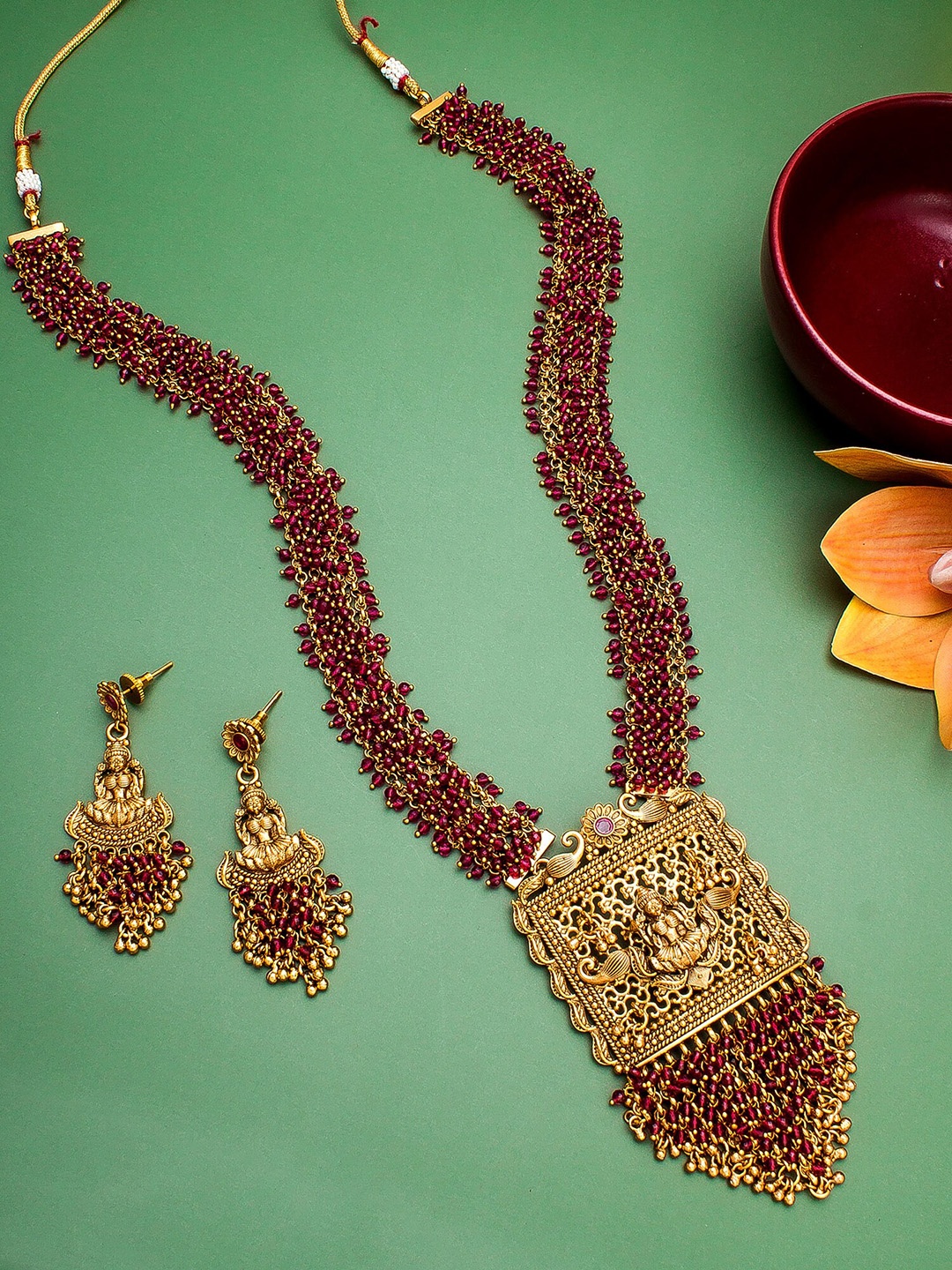 

aadita Gold-Plated & Kundan Stone-Studded Jewellery Set