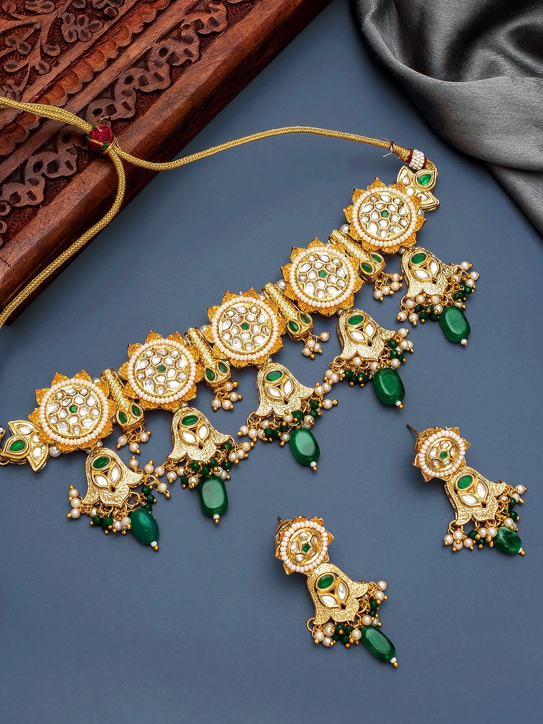 

aadita Gold-Plated Green & White Kundan Studded Jewellery Set