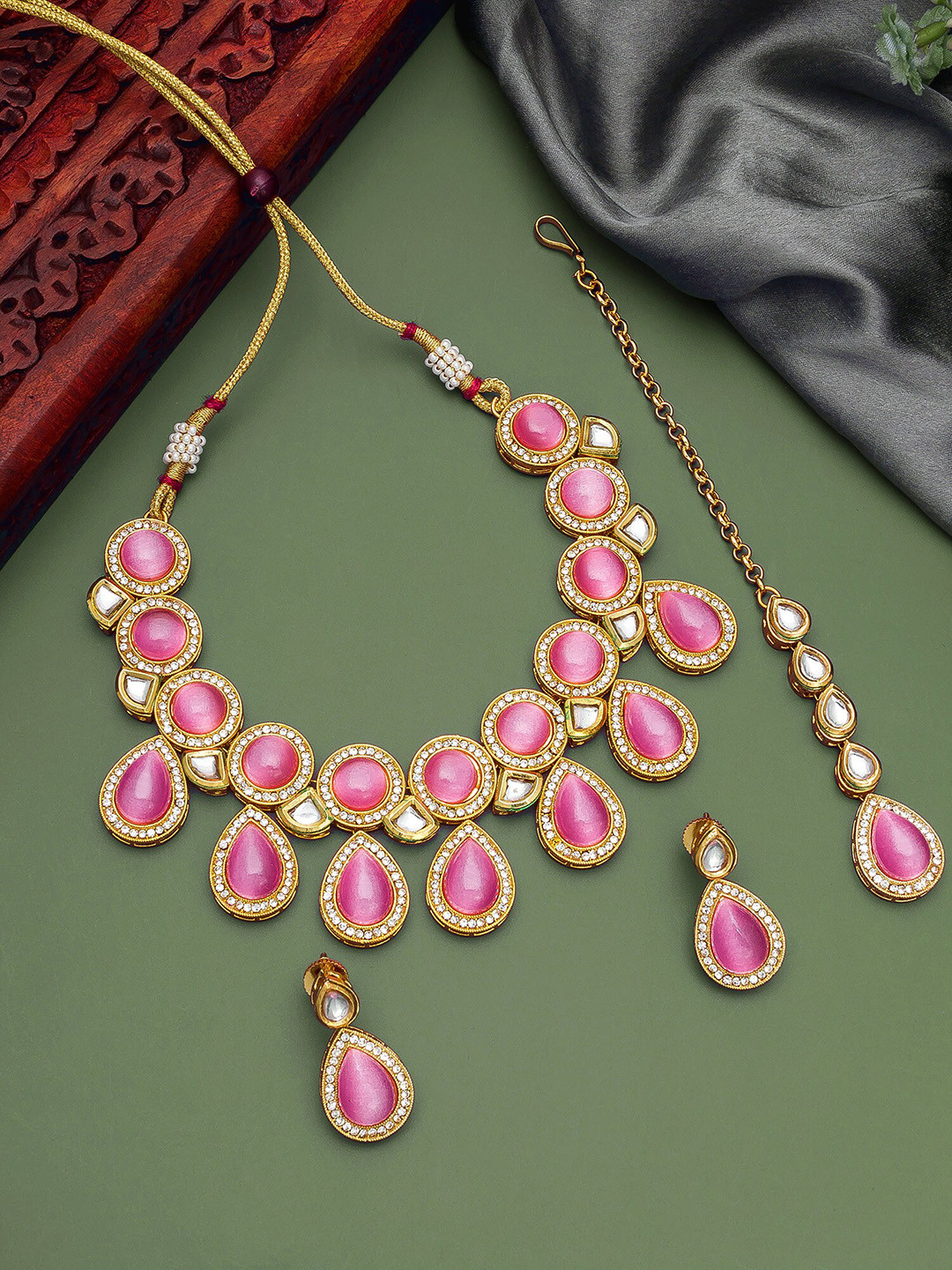

aadita Gold-Plated Pink & White Kundan-Studded Jewellery Set