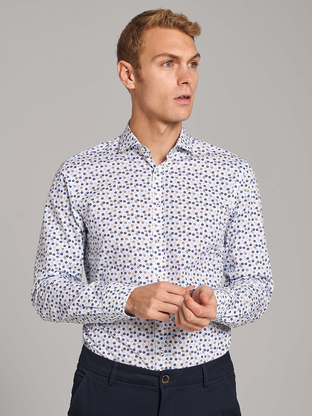 

Bruun & Stengade Men White Slim Fit Floral Printed Cotton Casual Shirt