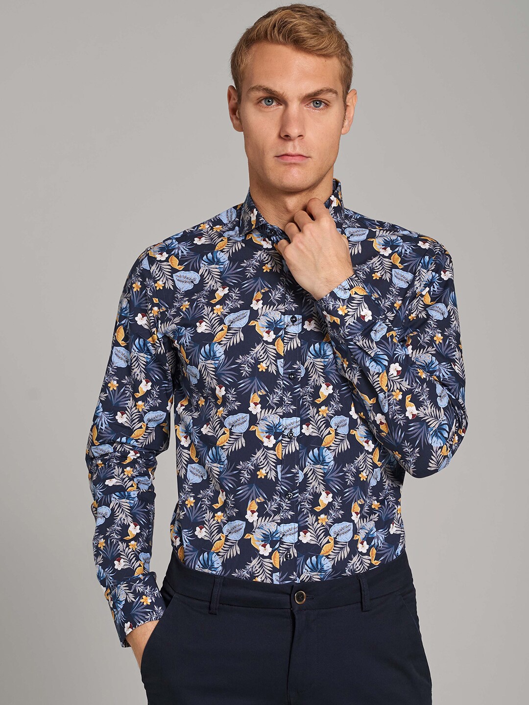 

Bruun & Stengade Men Navy Blue Slim Fit Floral Printed Cotton Shirt