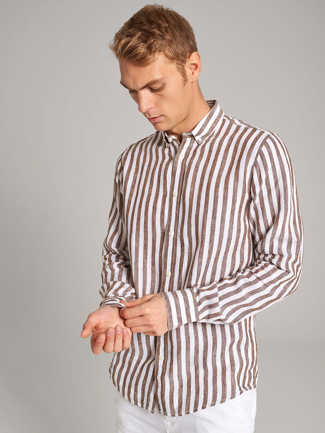 

Bruun & Stengade Men Brown Slim Fit Striped Casual Shirt