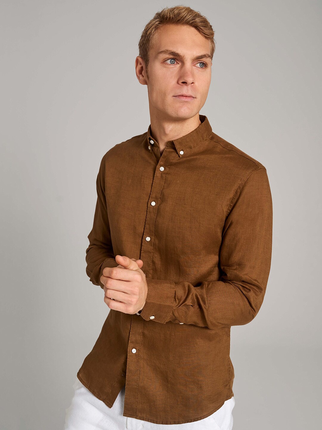 

Bruun & Stengade Men Brown Slim Fit Pure Linen Casual Shirt