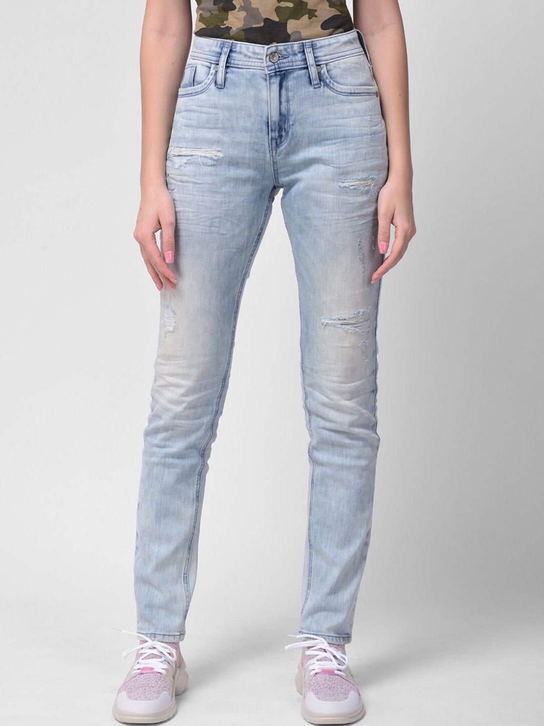 

Woodland Women Blue Slim Fit Ripped Heavy Fade Stretchable Jeans