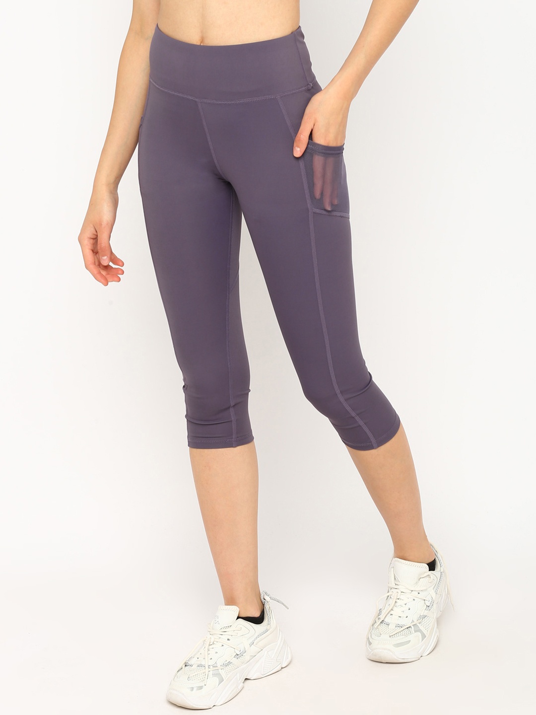 

JerfSports Women Purple Solid Three Quarter Tights