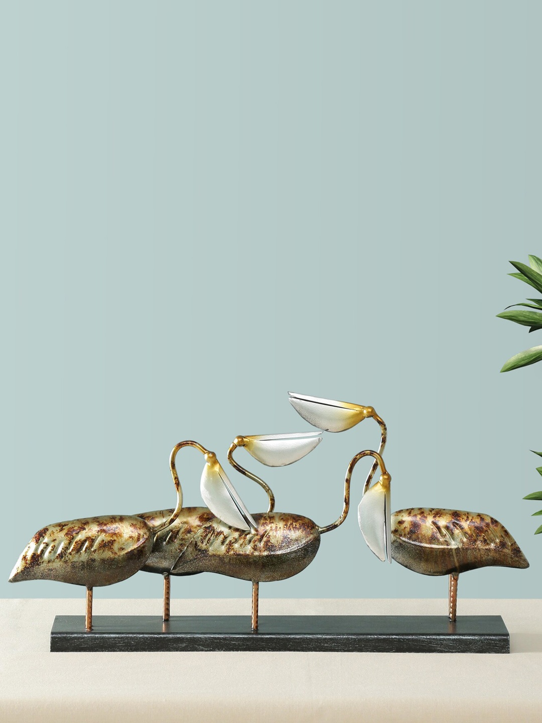 

vedas Metallic F- Pelican Family Table Decor