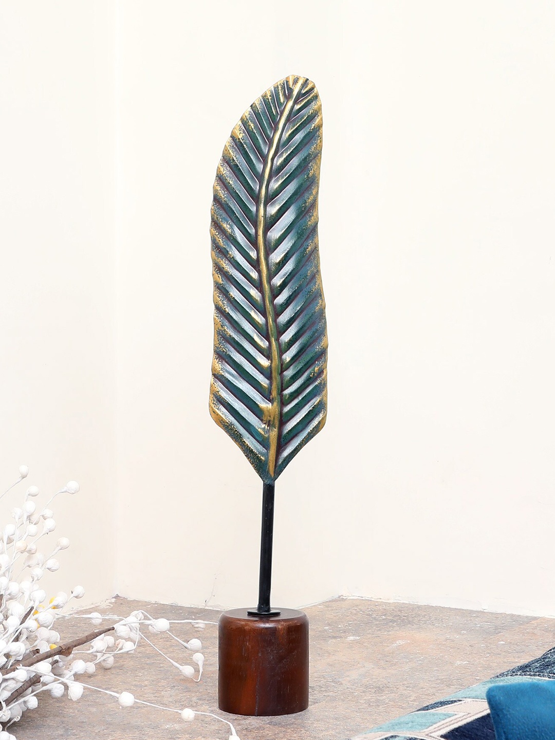 

vedas Metallic-Toned Leaf Showpiece