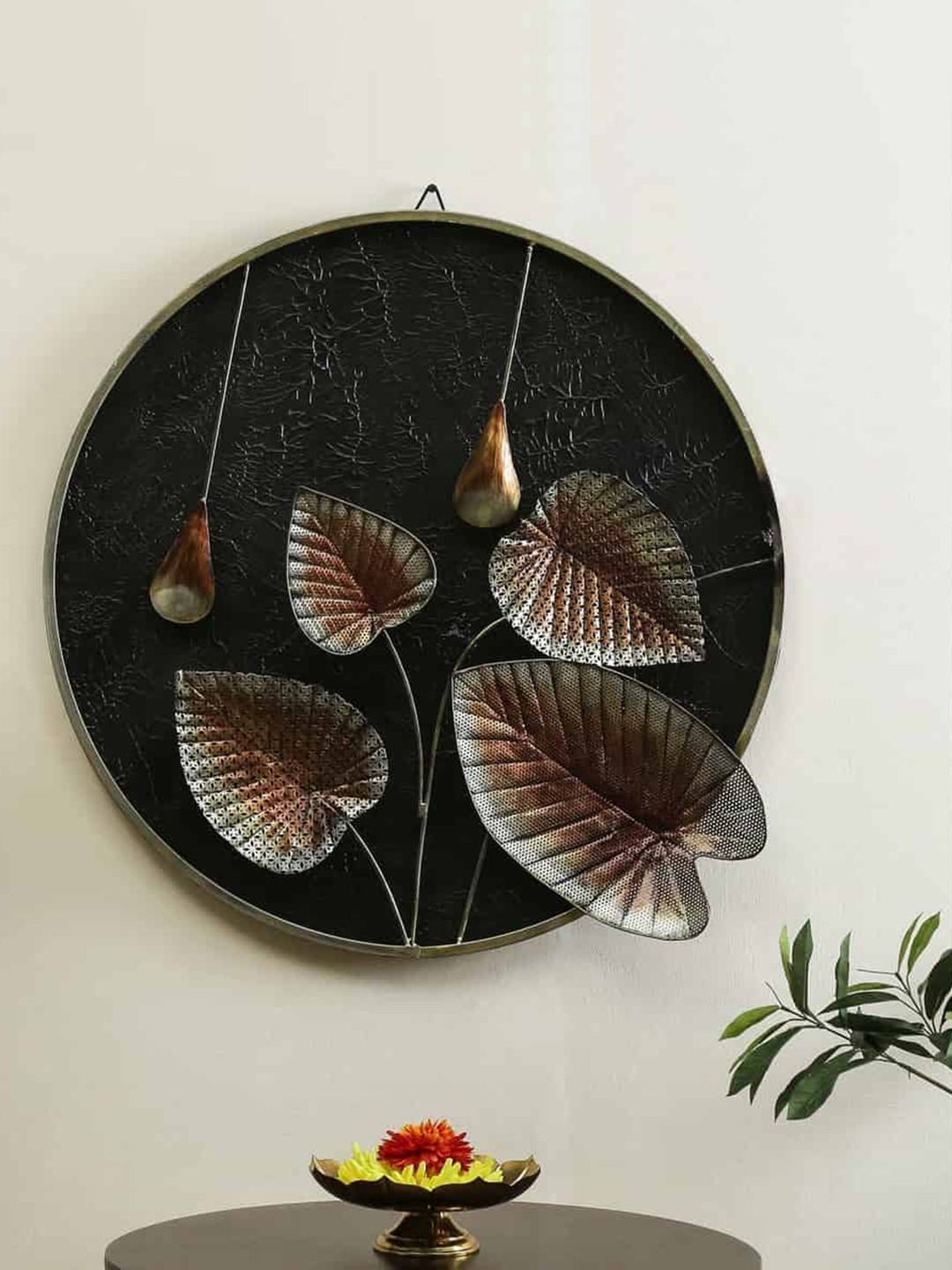 

vedas Metallic-Toned W-Hemangi Wall Decor