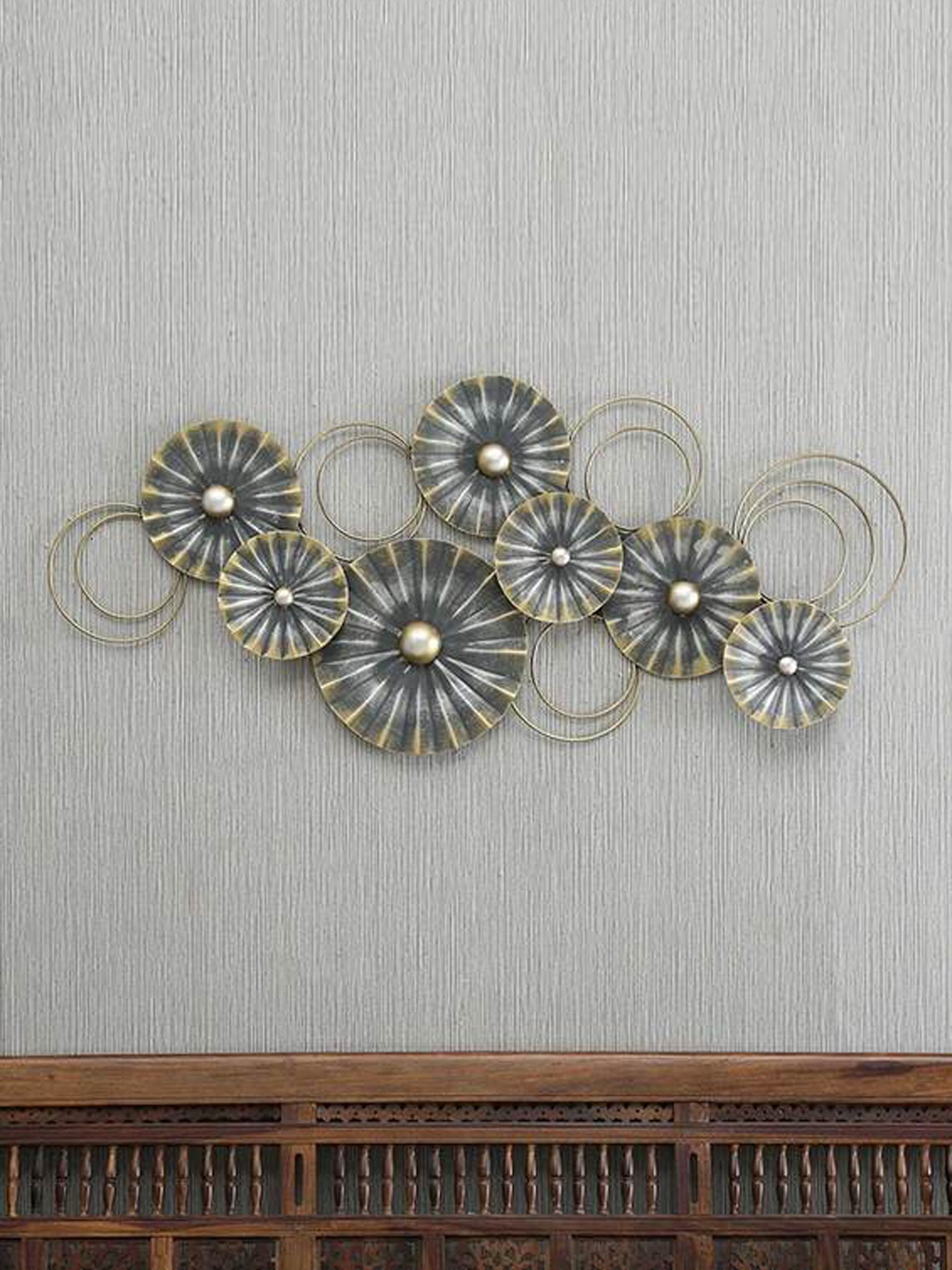 

vedas Metallic-Toned & Grey Polo Wall Dcor